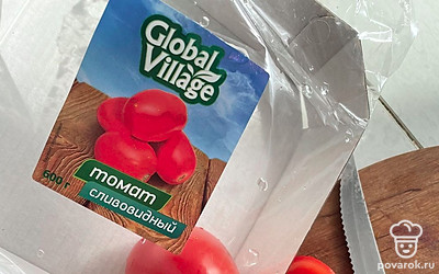 Помойте томат. Разрежьте пополам и удалите сердцевину.