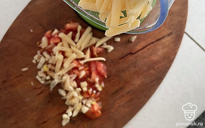 Натрите сыр.