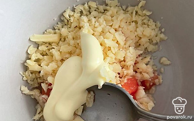 Смешайте все в глубокой тарелке, добавив майонез.
