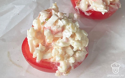 Выложите овощи на пергамент. Отправьте в духовку запекаться на 7 минут.