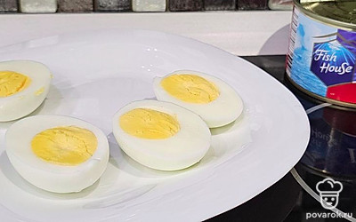 Подготовьте все ингредиенты. Яйца отварите.