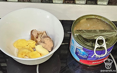 Выложите в миску желток, горбушу и майонез. Разомните все и перемешайте. 