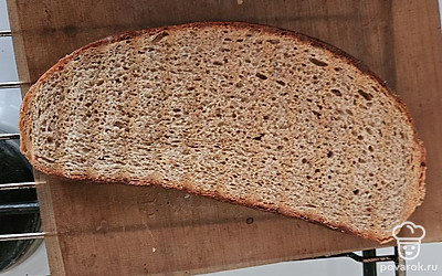 Хлеб обжарьте до хрустящей корочки. Дайте немного отдохнуть. 