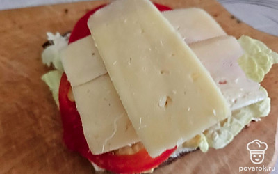 Сыр нарежьте слайсами. Выложите сыр и накройте второй частью хлеба. 