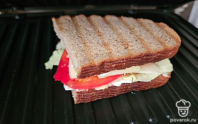 Подавайте сэндвич в горячем виде с чашечкой ароматного кофе или чая. 