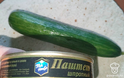 Подготовьте все ингредиенты. Яйца сварите, огурец помойте. 