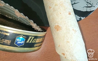 Сверните лепешку рулетом. Оставьте на полчаса в холодильнике. У меня не было времени, поэтому блюдо сразу нарезала и подала к столу.