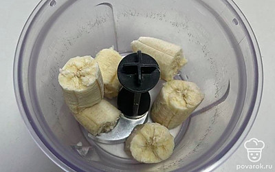 Измельчите в блендере банан.