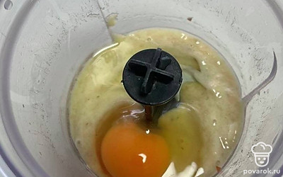 Добавьте яйцо, перемешайте.