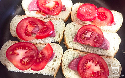 Выложите сверху дольки помидора, посолите по вкусу.