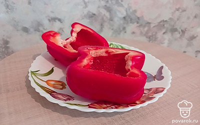 Перец помойте, разрежьте пополам.