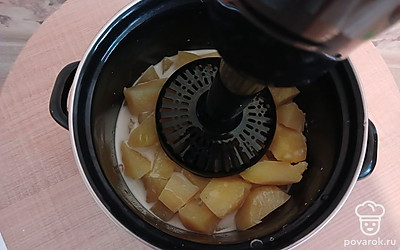 Отварите картофель. Посолите, добавьте сливки. Сделайте пюре и начините им половинки перцев. 