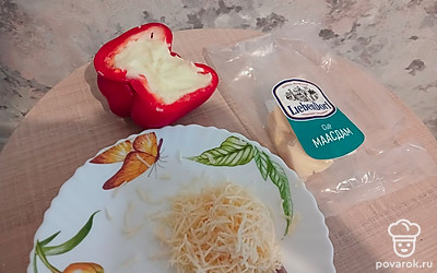 Измельчите на терке сыр.