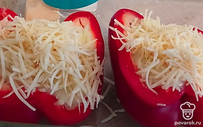 Посыпьте сыром перцы. Запекайте 40 минут в разогретой духовке. 