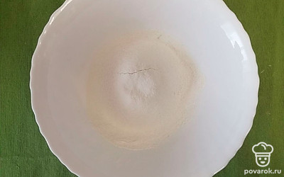 В глубокую чашу просейте муку. 