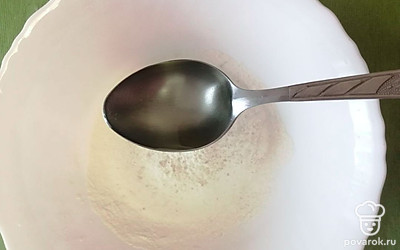 Введите 2 столовых ложки растительного масла. 