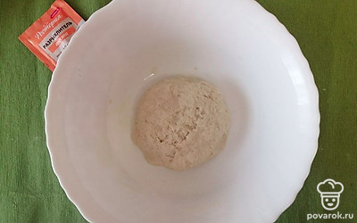 Готовое тесто оставьте на 10 минут. 