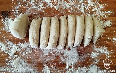Тесто разделите на равные части. 