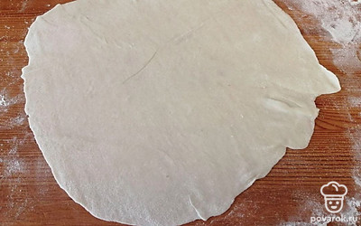 Порционный кусочек теста раскатайте максимально тонко. 