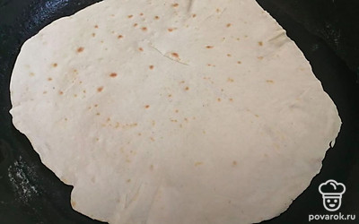 Лаваш жарьте на хорошо разогретой сковороде, по 2-3 минуты с каждой стороны. 