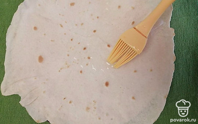 Чтобы лаваш был мягкий, обязательно смажьте его холодной водой с двух сторон. 