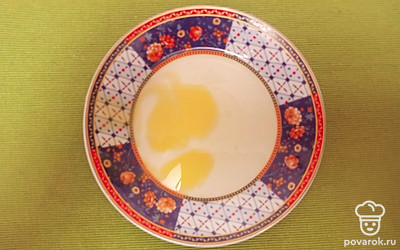 В глубокую тарелку разбейте куриное яйцо. 