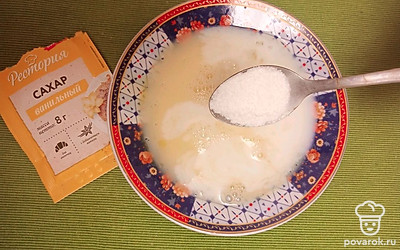 Всыпьте 2 чайные ложки ванильного сахара. Хорошо перемешайте. 