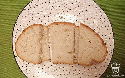 Белый хлеб нарежьте небольшими кусочками. 