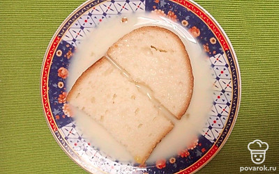 Хлеб окуните со всех сторон в яично-молочную смесь. 