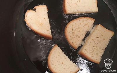 Жарьте на хорошо разогретой сковороде, по 5 минут с каждой стороны. 