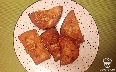 Готовые сладкие гренки переложите на тарелку. 