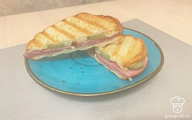 Сэндвич с колбасой и маринованными огурцами — Рецепт с фото