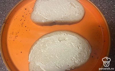 Намажьте кусочки хлеба майонезом.