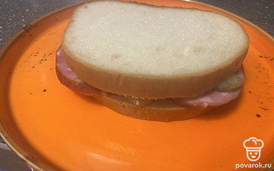 Накройте сэндвич вторым кусочком хлеба.