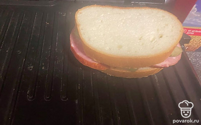 Положите на гриль и обжарьте в течение 2-4 минут.