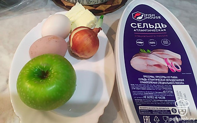 Подготовьте все ингредиенты. Масло заранее достаньте из холодильника. Яйца сварите вкрутую. 