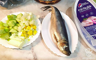 Яблоко, лук, яйца нарежьте небольшими кусочками.