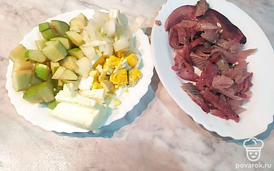 Селедку разделите на филе, удалив шкуру и кости. 