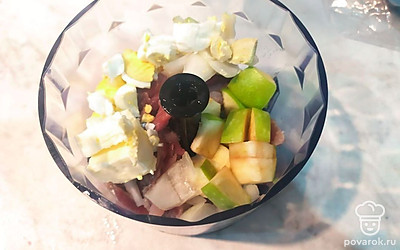 Переложите все ингредиенты в чашу блендера, добавьте мягкое сливочное масло и перебейте все вместе. Масса будет похожа на паштет.