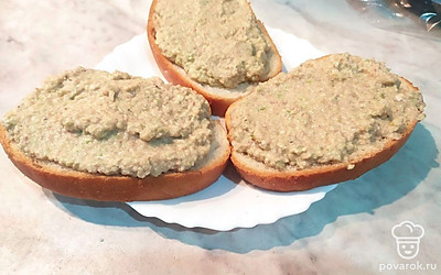 Намажьте на батон. Приятного аппетита!