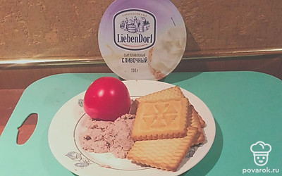 Подготовьте все ингредиенты. Помойте помидор. Достаньте печенье из упаковки. Откройте плавленый сыр.