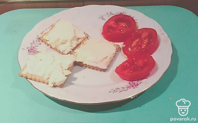 Распределите сыр по печенью.