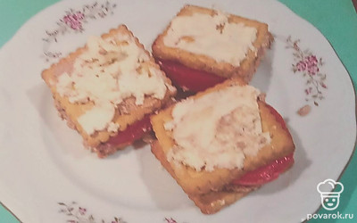 Положите сверху еще одно печенья, тоже намажьте его плавленым сыром. Поставьте для пропитки на 15 минут в холодильник. Блюдо готово.