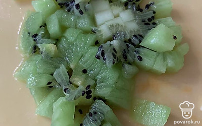 Киви почистите и мелко нарежьте.