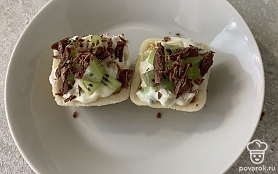 Перед подачей украсьте кусочками шоколада.