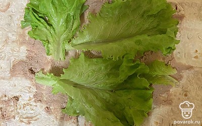 Выложите промытые под проточной водой листья салата.