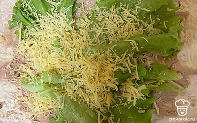 Сверху натрите сыр на мелкой терке.