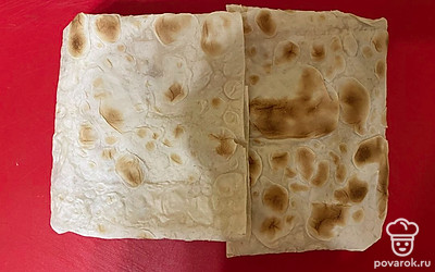 Сверните лаваш в конверт.