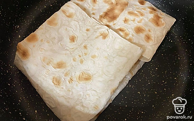 Разогрейте сковороду и положите конвертик.