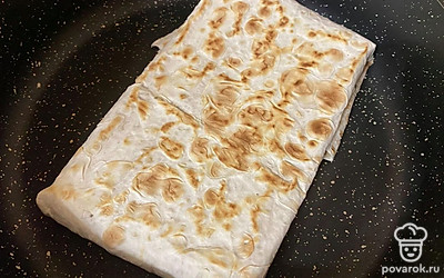 Обжарьте с двух сторон (на сухой сковороде).